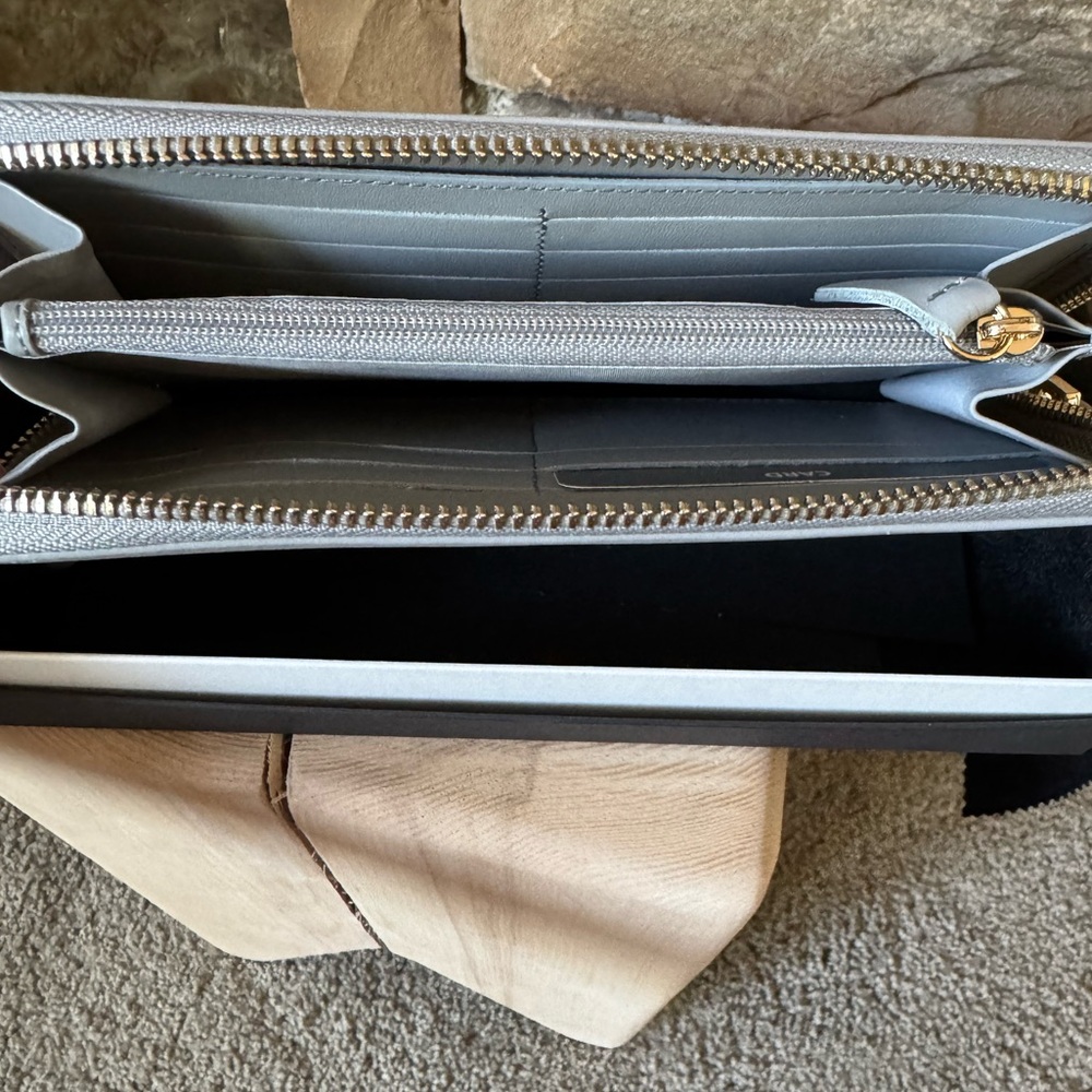 Chic Light Gray Leather wallet with wrist strap - Picture 6 of 8